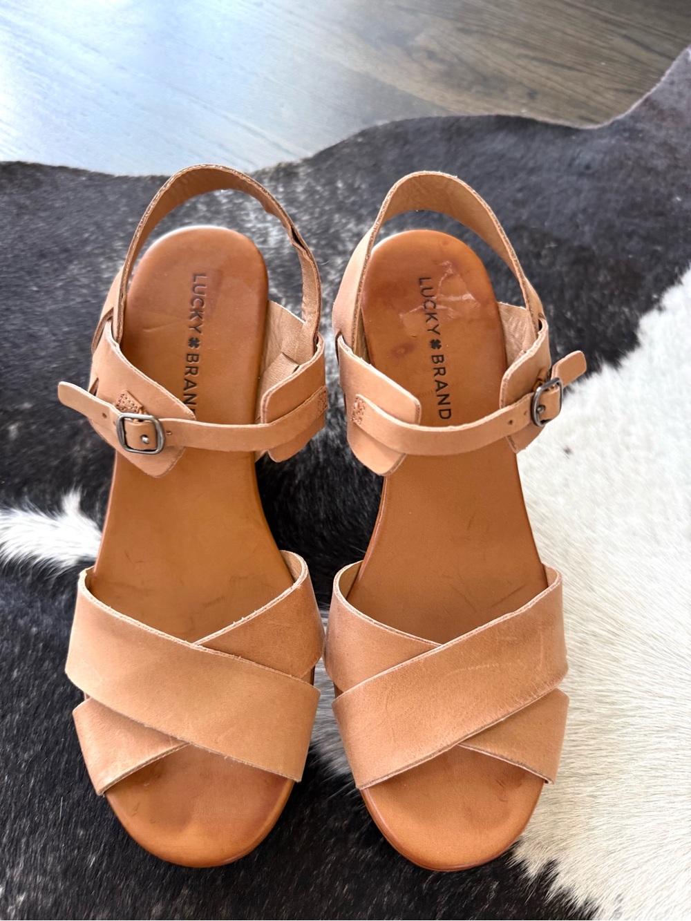 Lucky Brand Women's Tan Cross-Strap Leather Sandals with Ankle Buckle